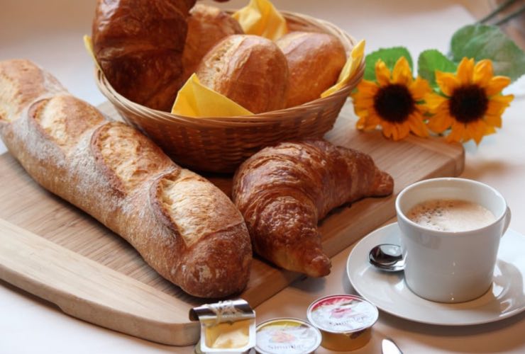 Colazione con cornetto e cappuccino