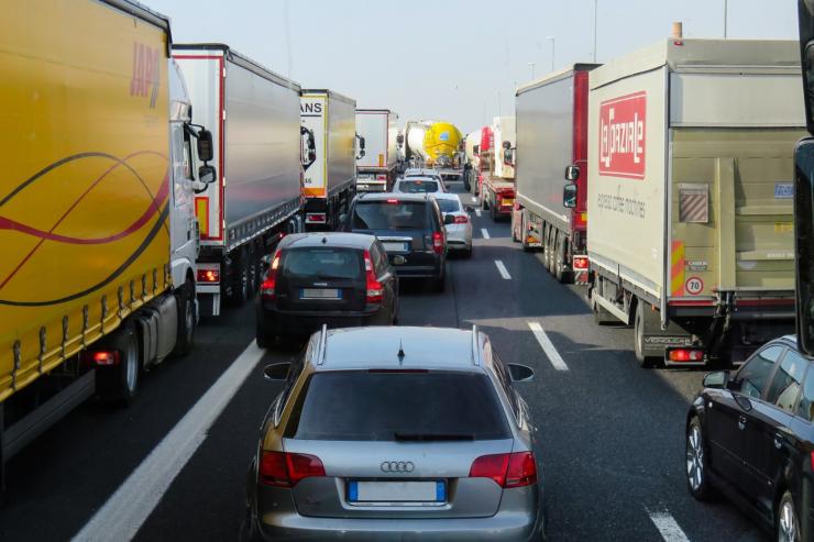 Truffa del finto incidente stradale con il sasso