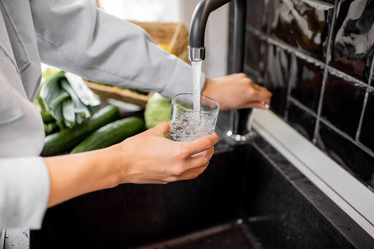 Bere acqua dal rubinetto fa male? Facciamo chiarezza — idealista/news