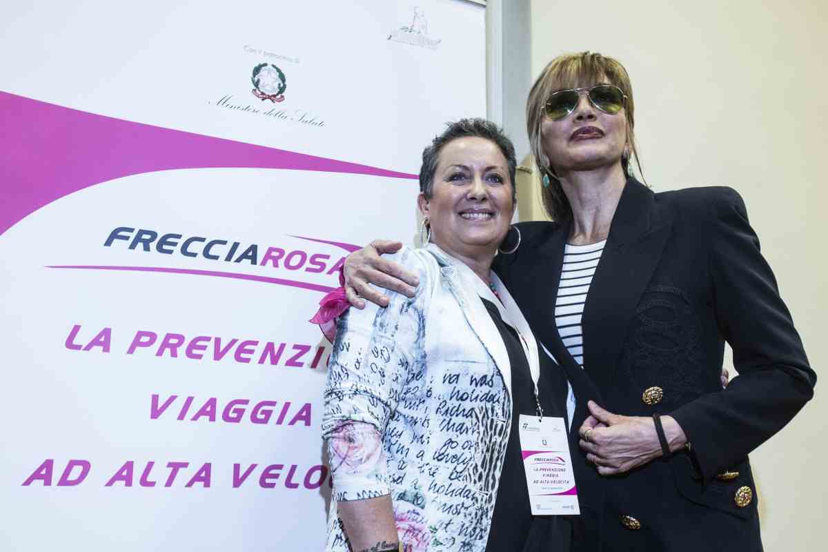 Carolyn Smith riceve un regalo da Milly Carlucci