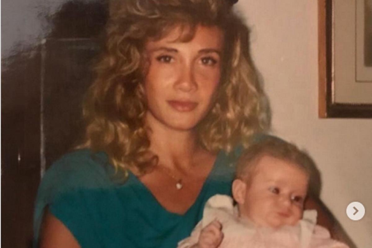 Chi è la donna in foto? E' la madre di un volto famoso