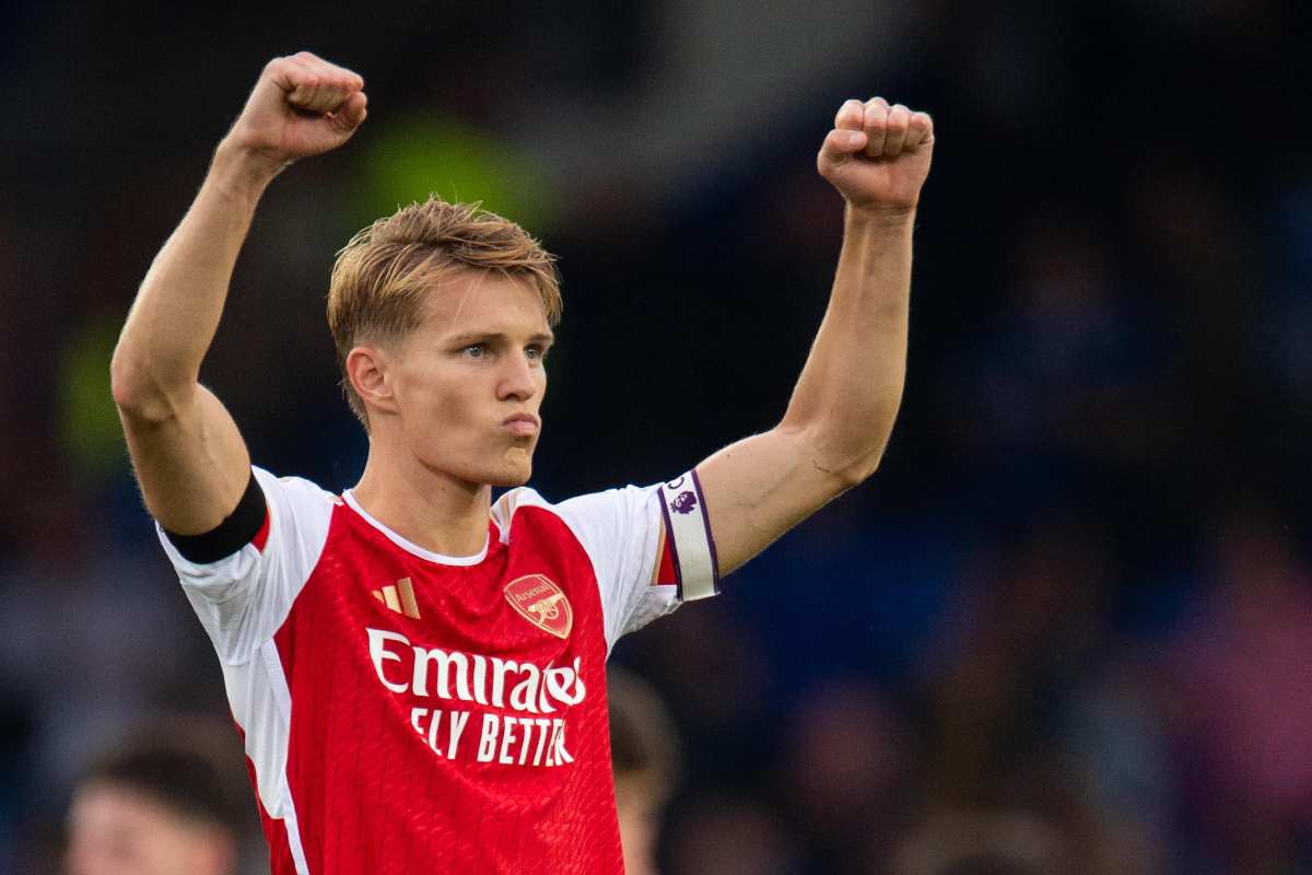 Odegaard con la maglia dell'Arsenal