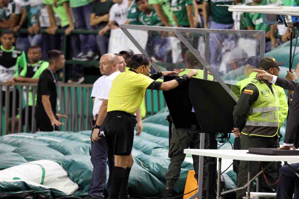 Tifosi del Deportivo Cali invadono il campo contro l'arbitro