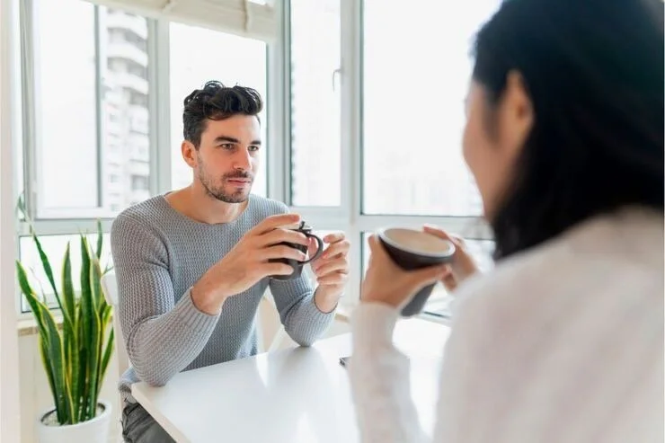 Espressioni del viso: le 6 che indicano che una persona è attratta da te