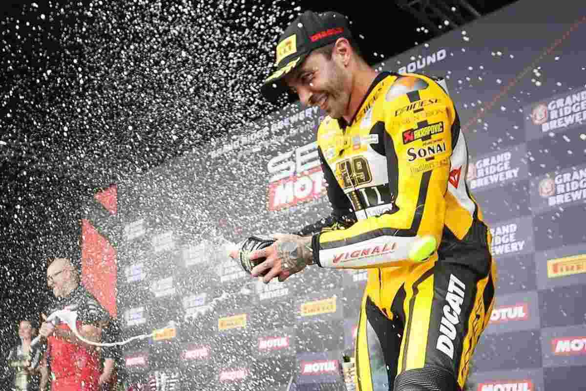 Andrea Iannone alla grande in Superbike, i complimenti di Elodie e di Belen