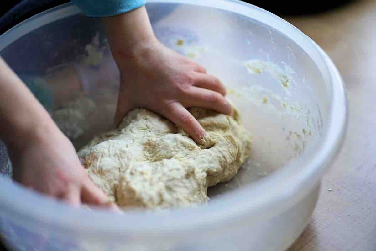 Ragazzo si pulisce il naso e mette le mani nella pizza