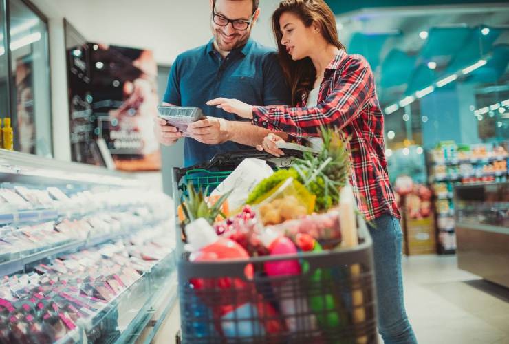 Cosa cambia se facciamo la spesa da soli o con il partner