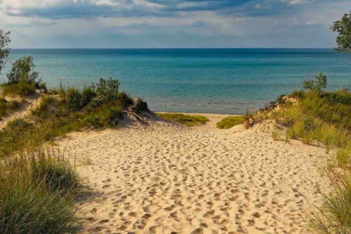 Caos in Spagna: spiaggia rovinata per un video