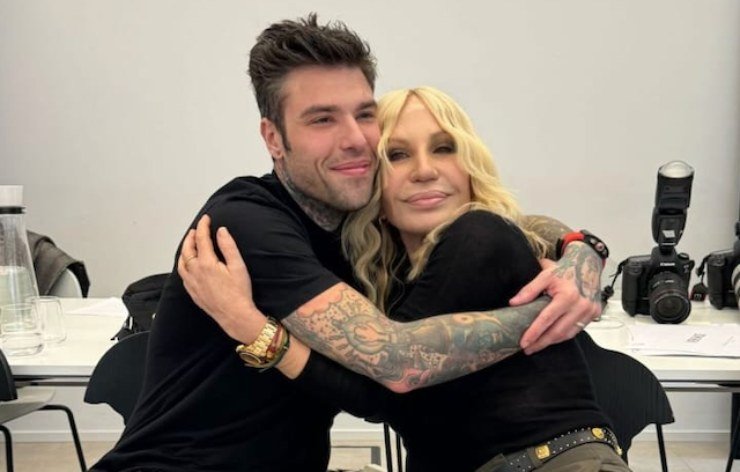 Fedez diventa influencer: abbracciato a Donatella Versace