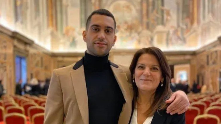 La mamma di Mahmood bellissima e simile al figlio