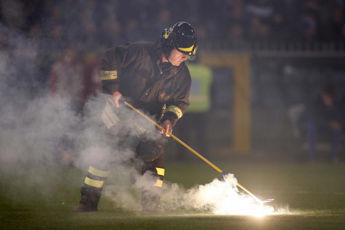 Petardo in faccia all'allenatore, incredibile in Serie D