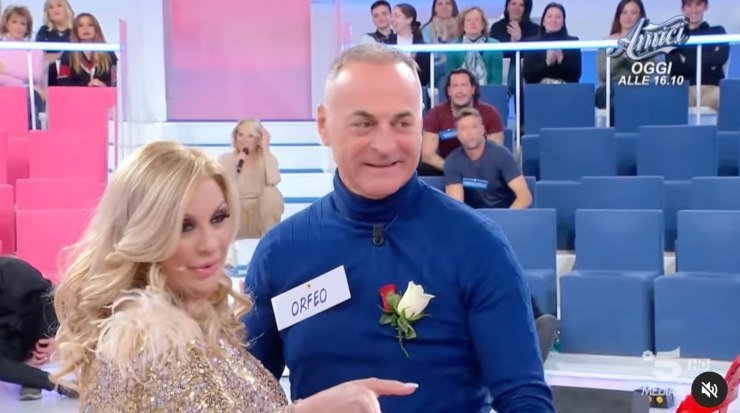 tina cipollari scende nel parterre