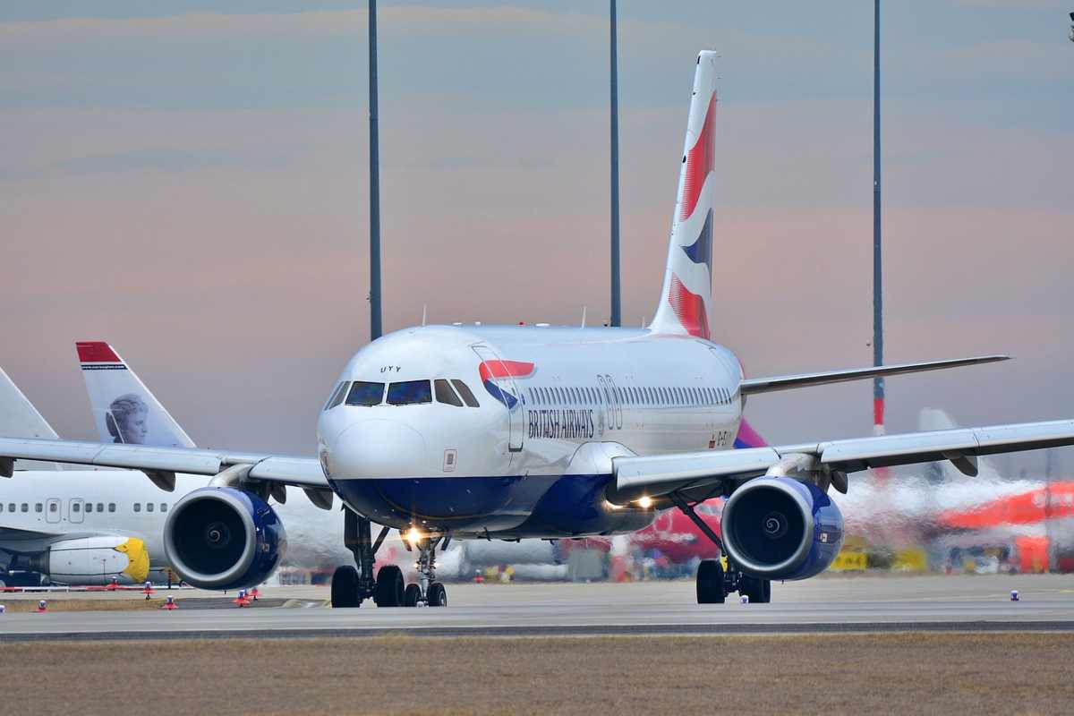 Razzismo e violenza a bordo di un aereo