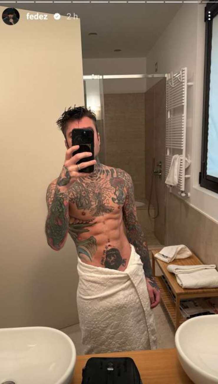 fedez addominali in mostra