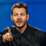 Alessandro Cattelan, lo showman irriconoscibile