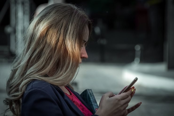 Nasce primo gruppo WhatsApp per donne che tornano da sole a casa la notte