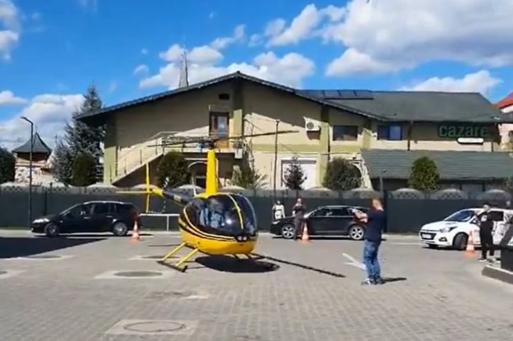 Pilota spinge elicottero fino alla stazione di servizio