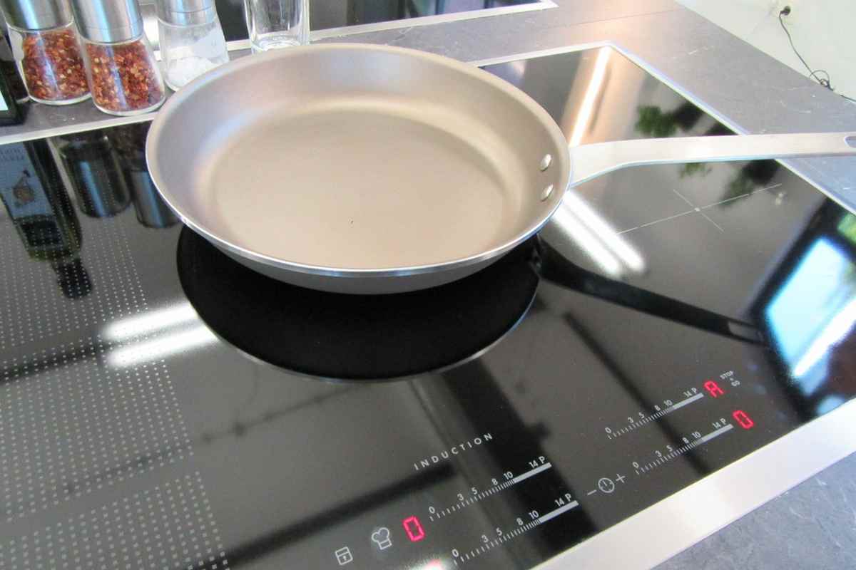 Cappa in cucina con piano induzione