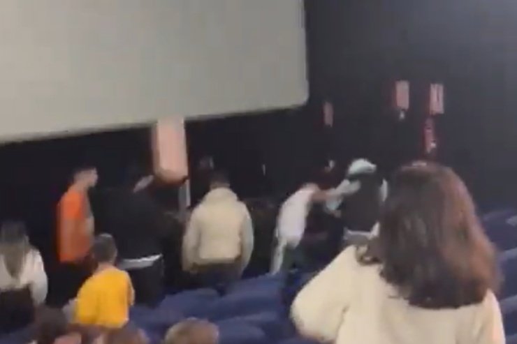 Stende un uomo al cinema