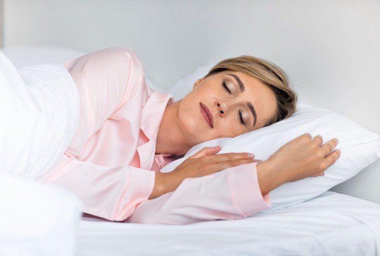 Come scegliere il cuscino adatto per chi dorme in questa posizione