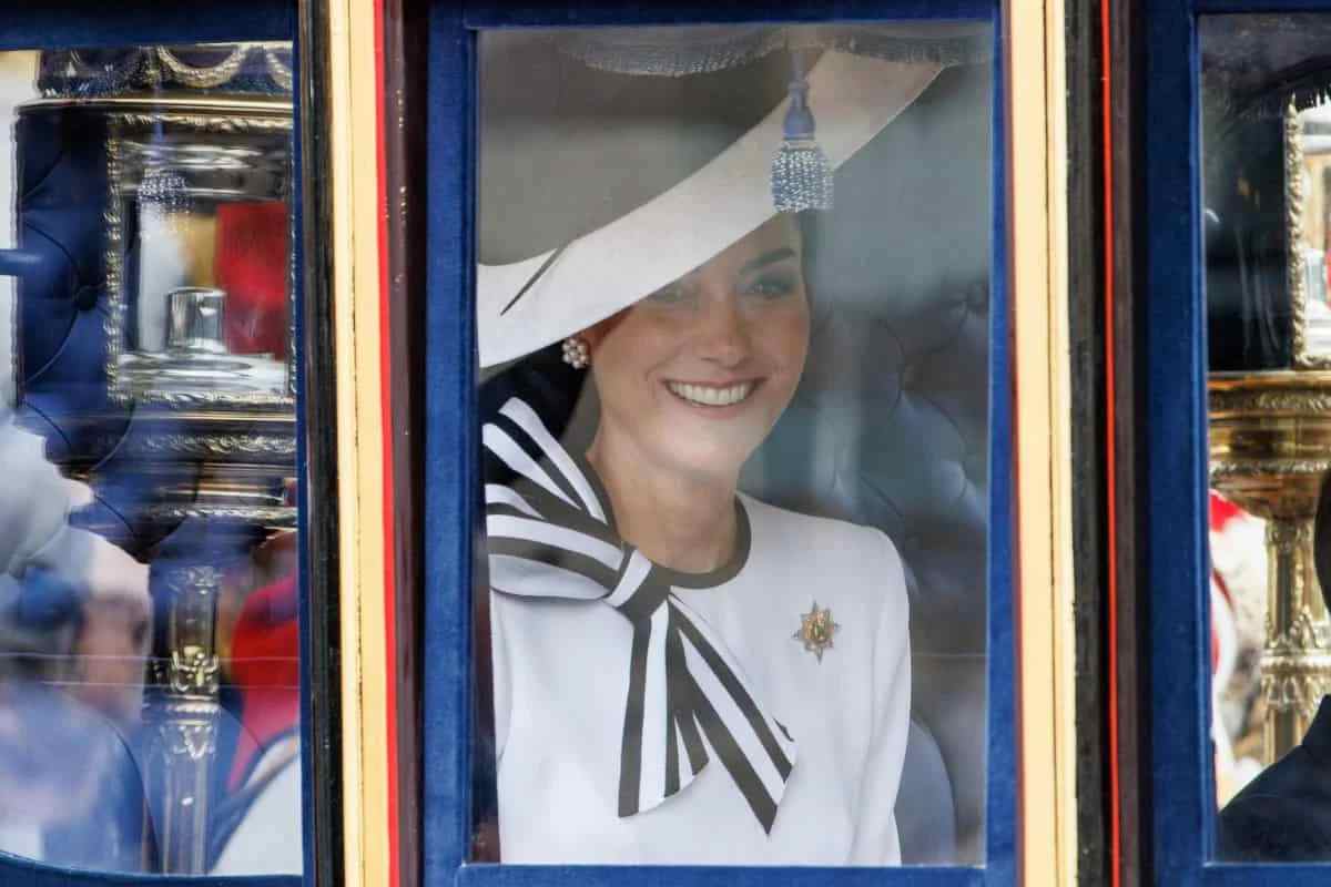 Kate Middleton riappare in pubblico, il messaggio attraverso il vestito: “Perché si è vestita di bianco”