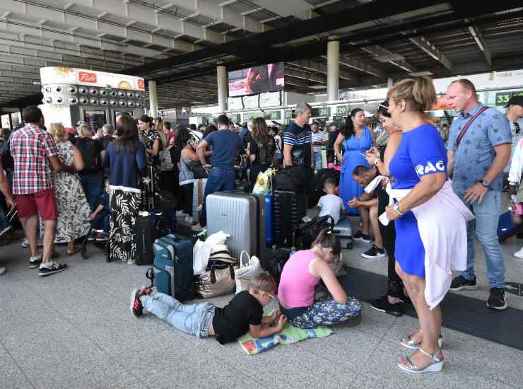 Eruzione Etna chiuso aeroporto Catania