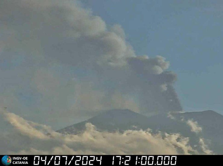 Eruzione Etna chiuso aeroporto Catania