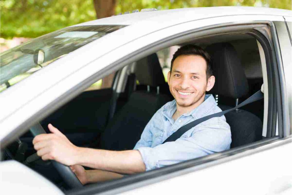 Uomo al volante di un'auto noleggiata a lungo termine