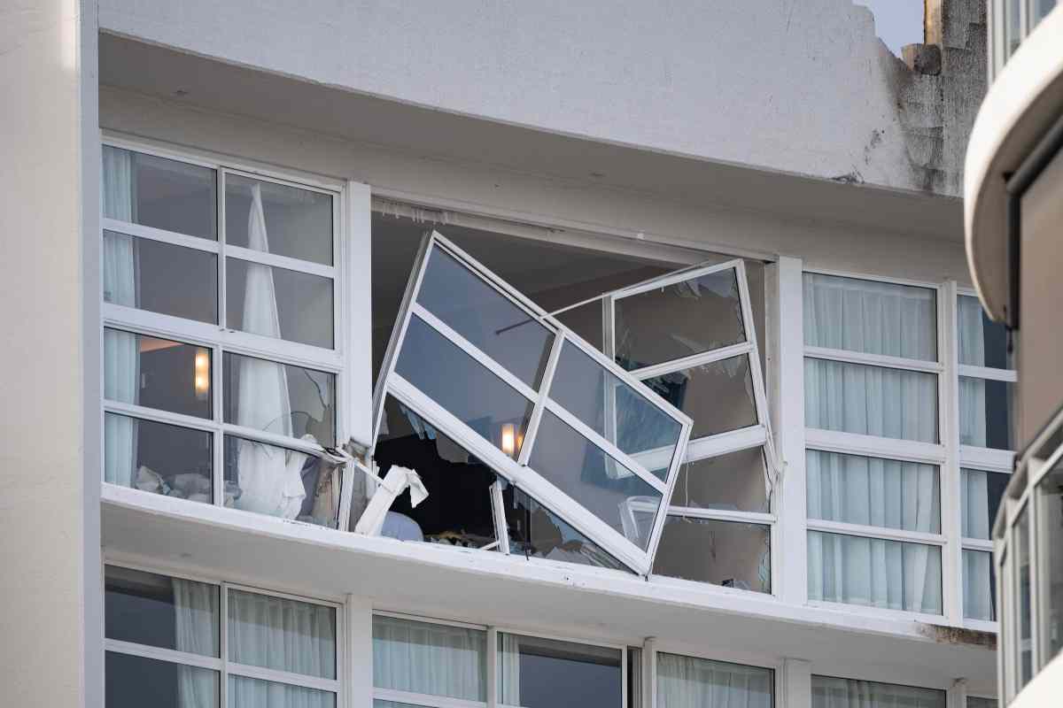 Aereo si schianta contro hotel