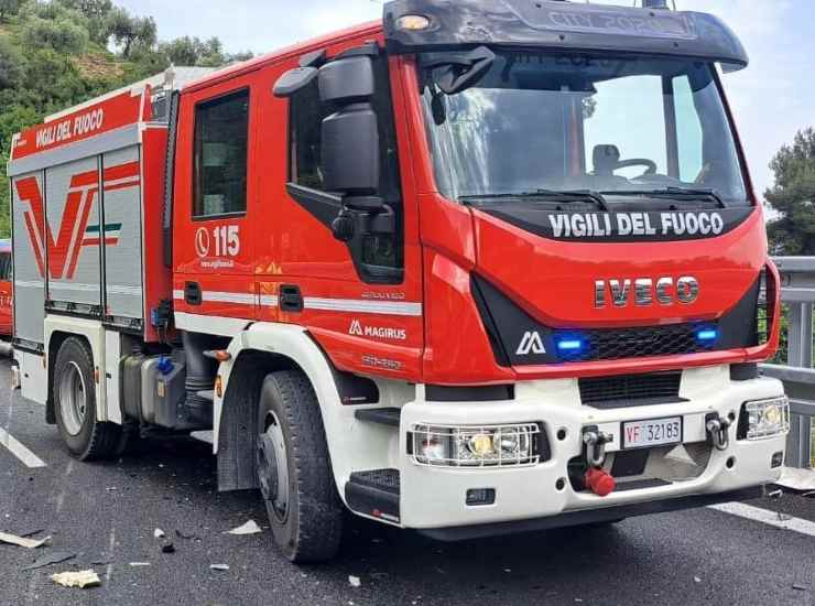 Vigili del fuoco al lavoro sul posto