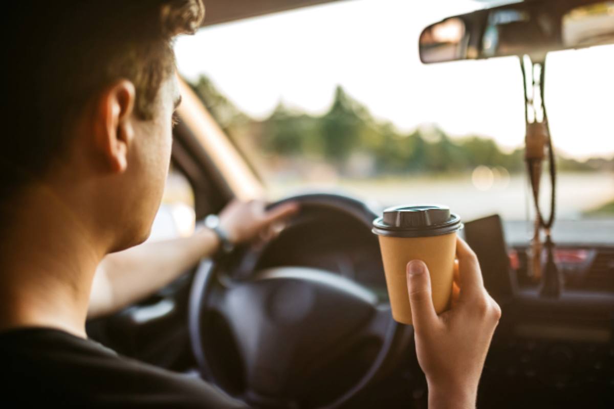 multa per chi beve il caffè in macchina