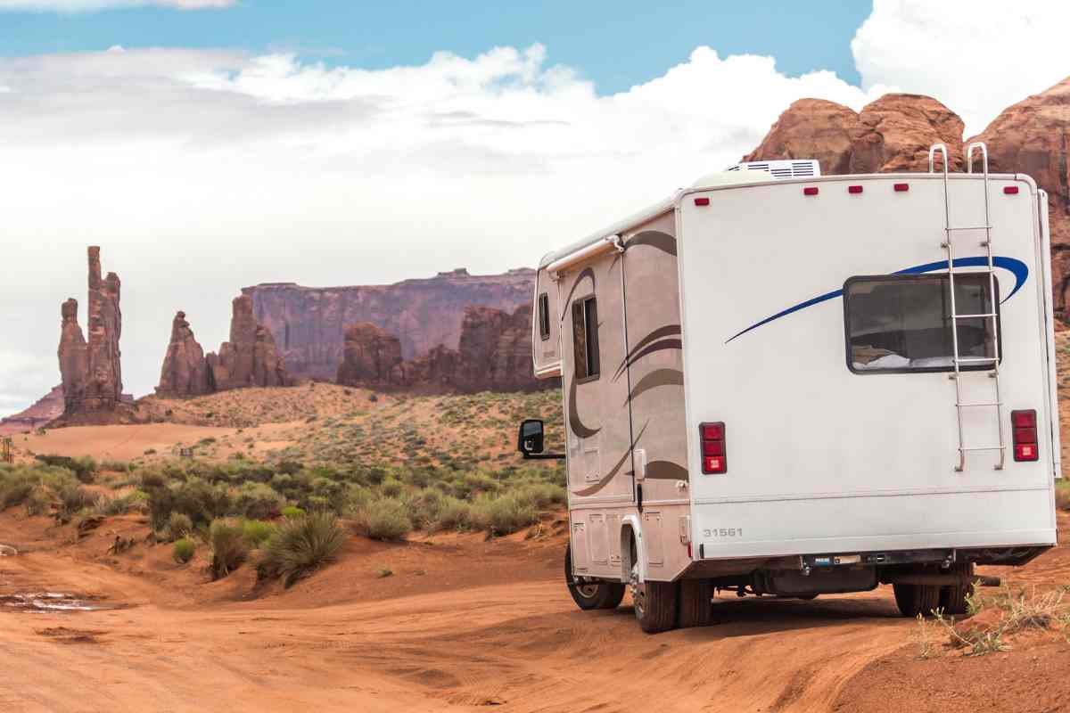 Confonde la porta del bagno con quella d’uscita: tragica morte in camper