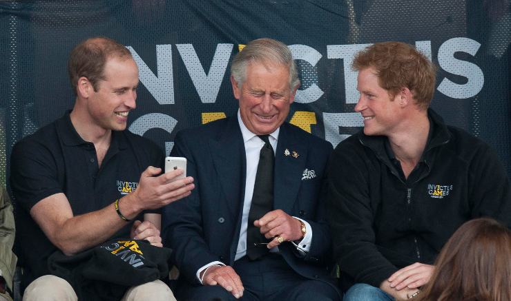 Carlo diviso tra Harry e William 