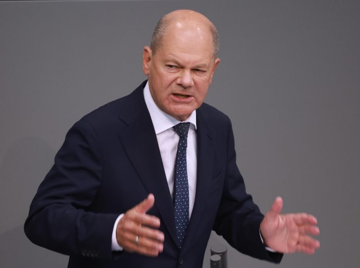 Scholz: la dura decisione sui migranti