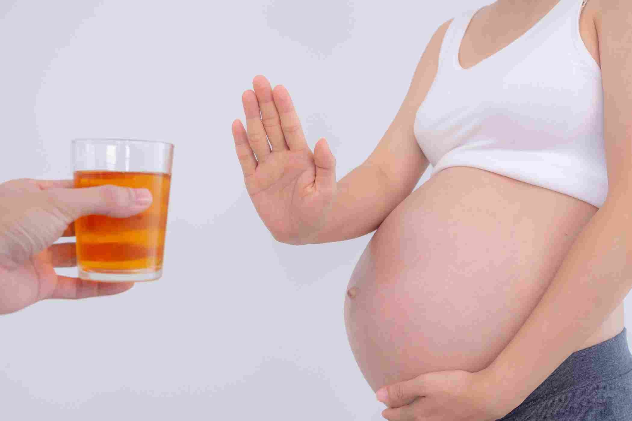 Zero alcol in gravidanza, l’allarme dell’Iss: al via la campagna per la lotta alla Fasd