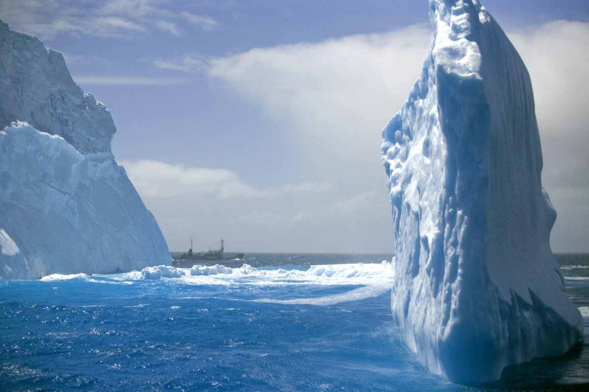 “Come il Titanic…”, urlano i passeggeri: nave contro un iceberg VIDEO