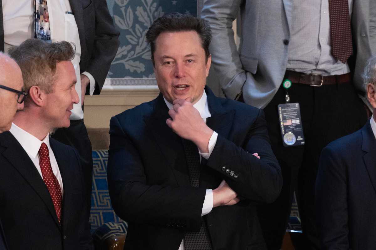 musk contro biden e harris