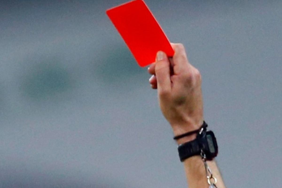 Clamoroso: la UEFA sospende due arbitri fino al giugno 2025