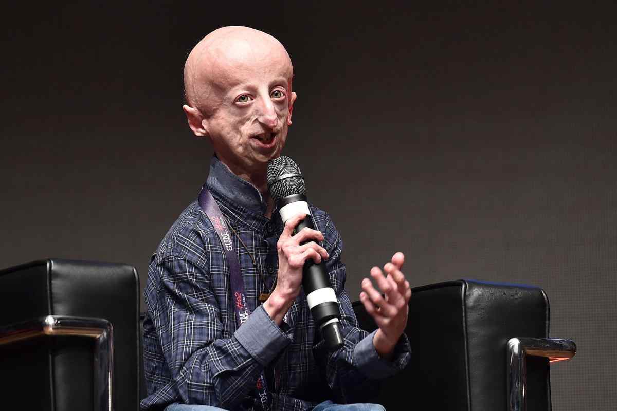 Addio Sammy Basso, cos’è la progeria: i sintomi della patologia che ha accompagnato l’attivista