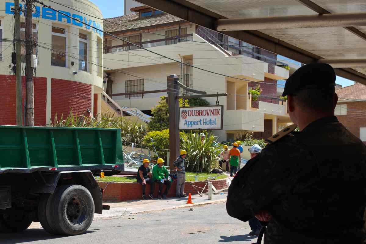 Dramma in città, crolla un hotel: bilancio tragico