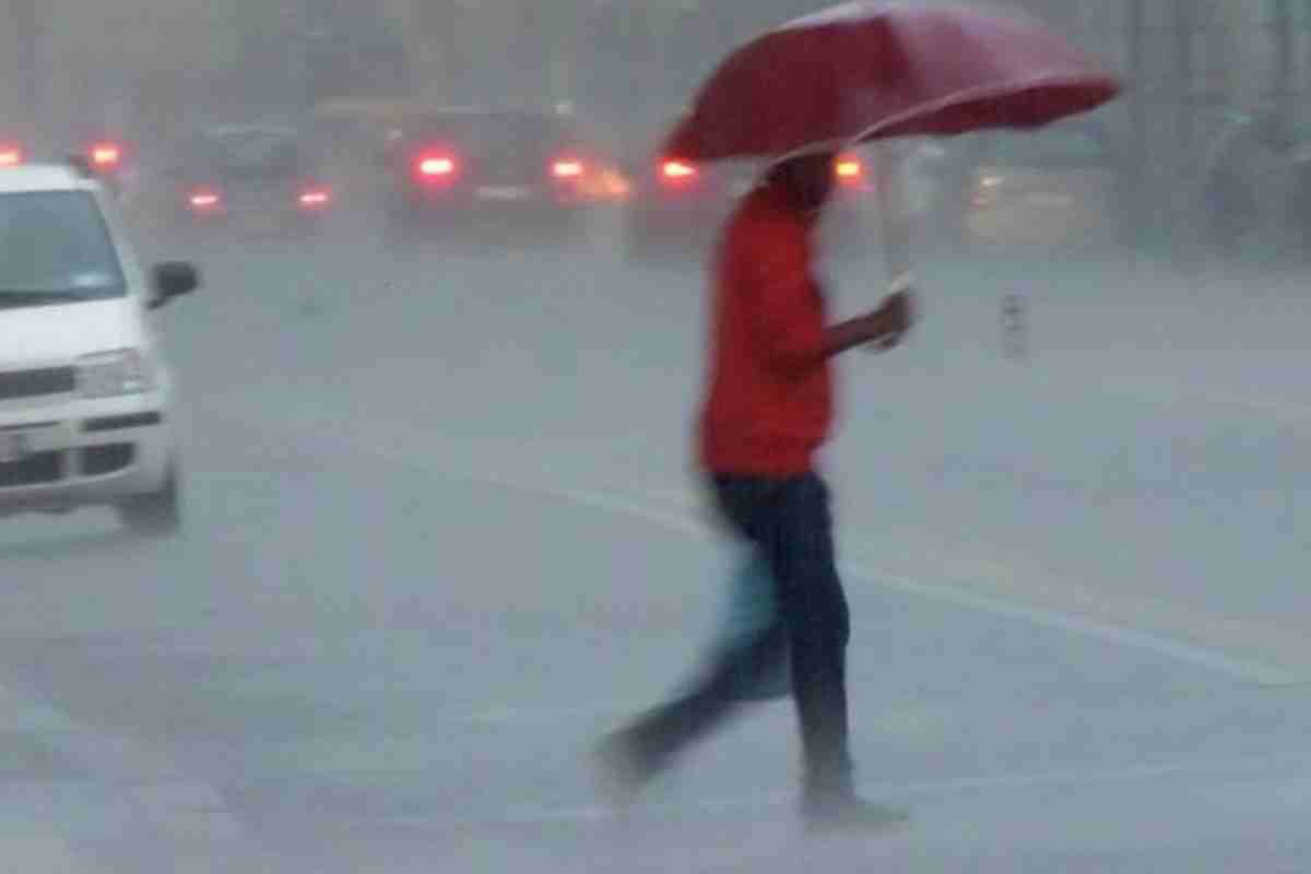 Maltempo: scuole chiuse e stop al calcio per allerta meteo