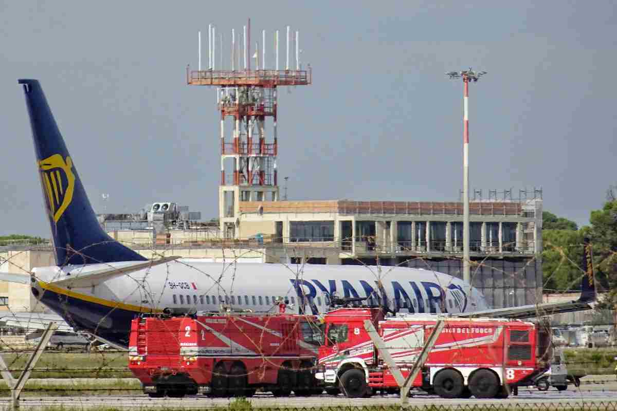 Motore dell’aereo prende fuoco: passeggeri evacuati con scivolo d’emergenza