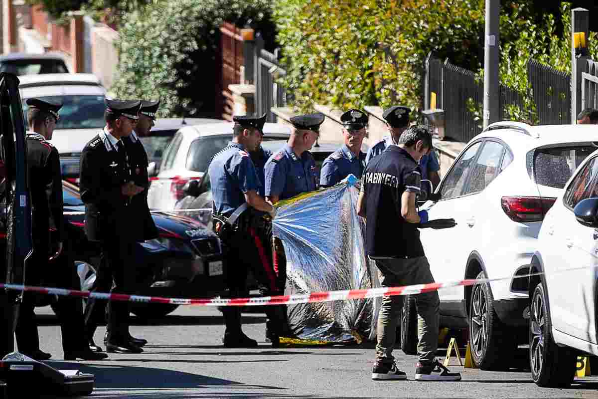 Uccide la moglie fuori dal supermercato e poi si suicida. Aveva il braccialetto elettronico: perché non ha funzionato. Le parole della figlia