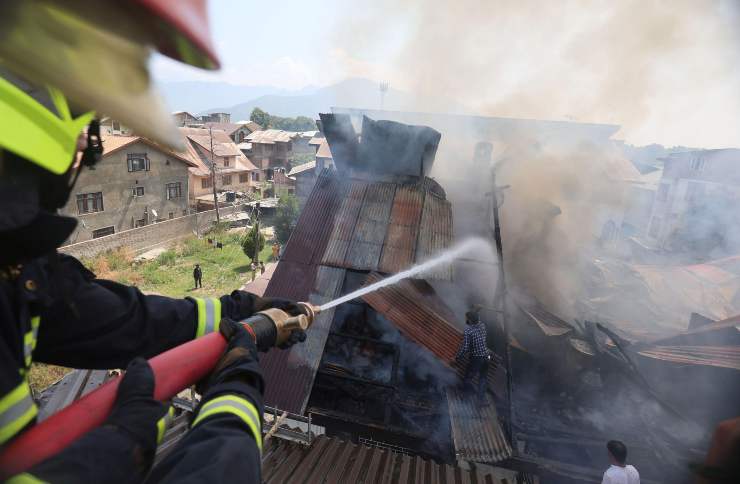 Tagliano i tubi e crolla la casa