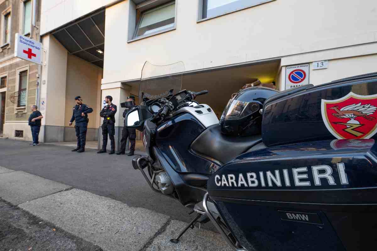 Carabinieri davanti all'ospedale