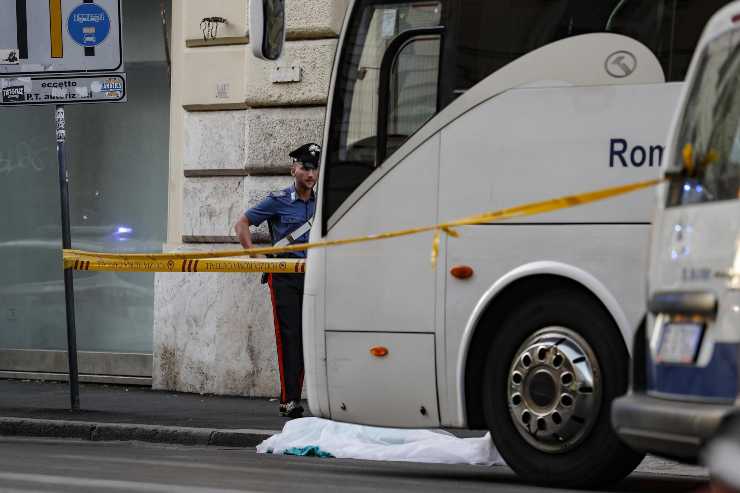 Scende dal bus e viene travolta da un'auto