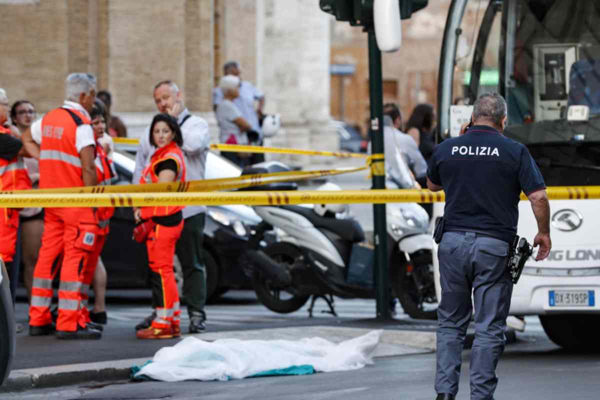 Scende dal bus e viene travolta da un'auto