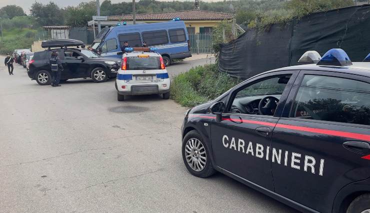 Violentata e abbandonata per strada