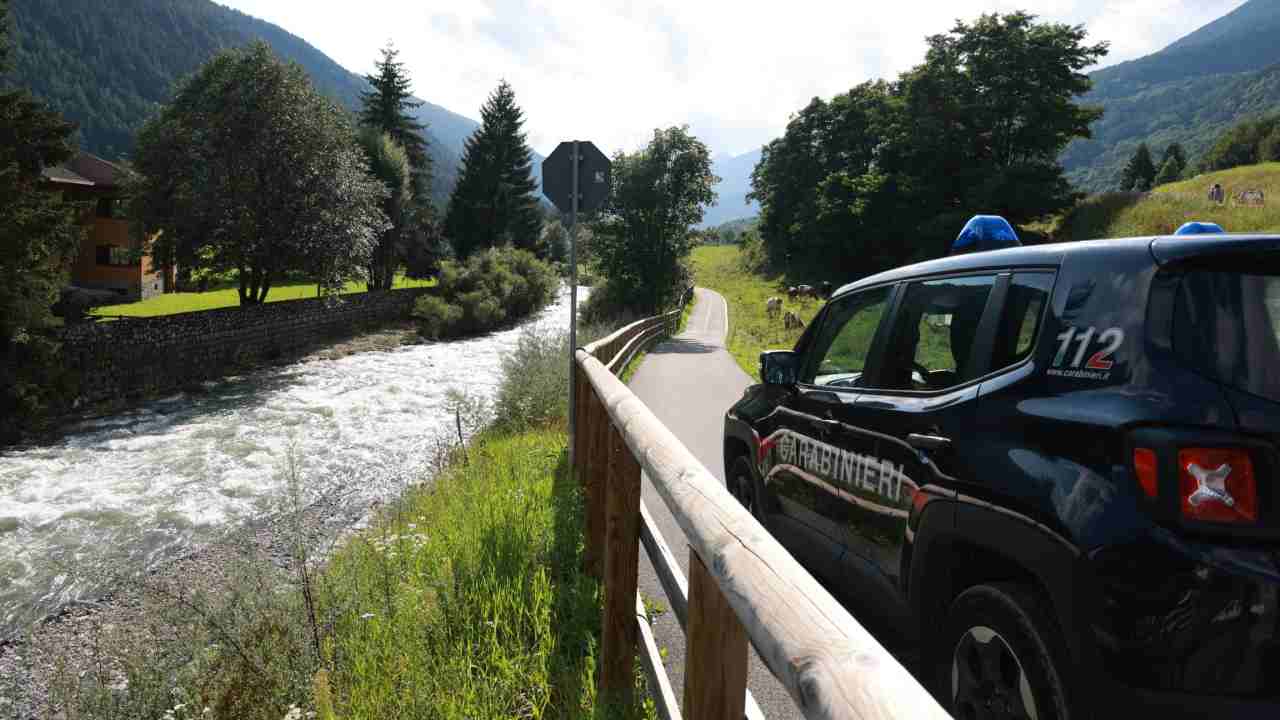 Trovato senza vestiti morto nel fiume