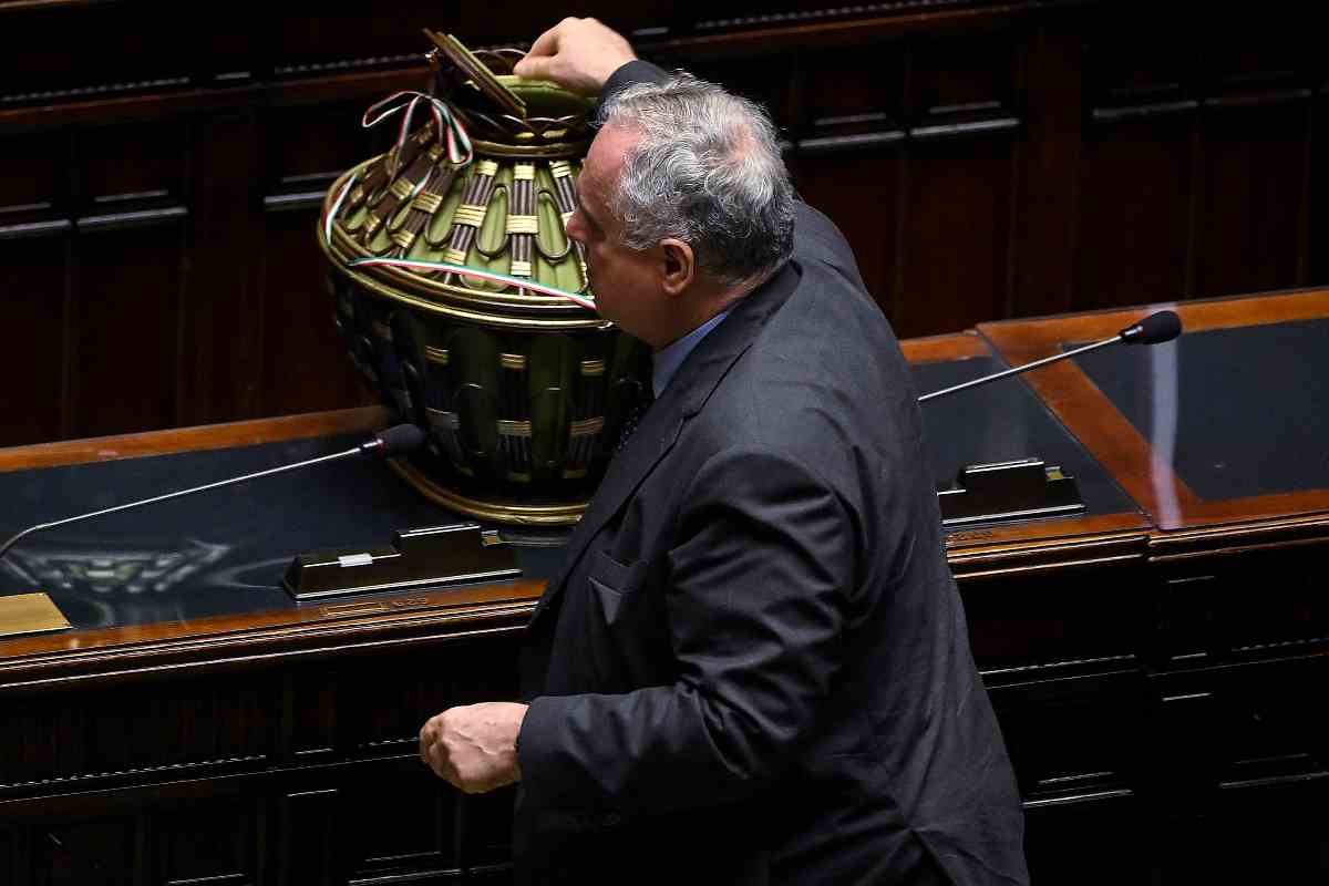 Dl fisco, Lotito vota con il Pd, il governo va sotto: niente riduzione del canone Rai